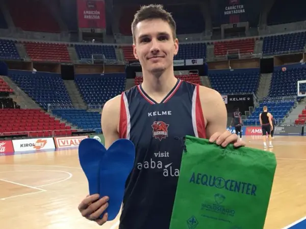 giocatore di basket della Saski Naskonia con plantari
